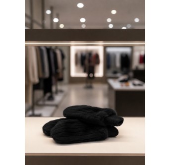 Pelzset aus Schal und Handschuhen