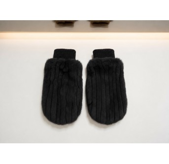 Pelzset aus Schal und Handschuhen