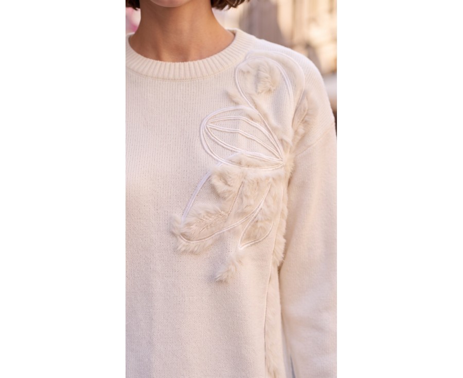 Sweter z futerkowym kwiatem