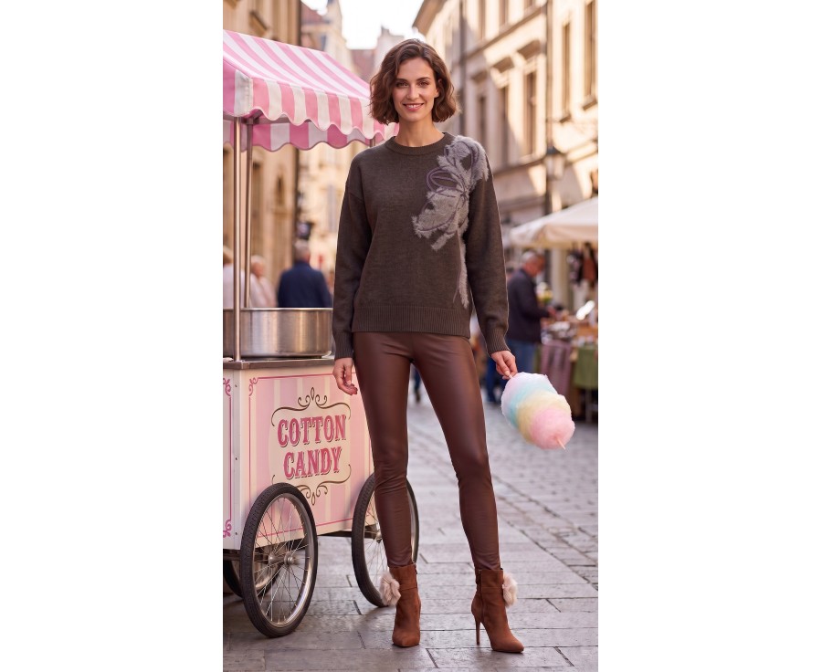 Sweter z futerkowym kwiatem Sweter z futerkowym kwiatem