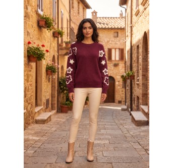 Sweter z kwiatowymi aplikacjami